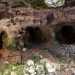 Da qui in poi la grotta si divide in tre differenti percorsi. Seguiamo il corridoio centrale, un tunnel buio che si allunga per circa 40 metri nella roccia
